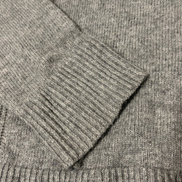 LIKE NEW! Women's Auden Gray V-Neck Sweater - XS - Picture 11 of 12